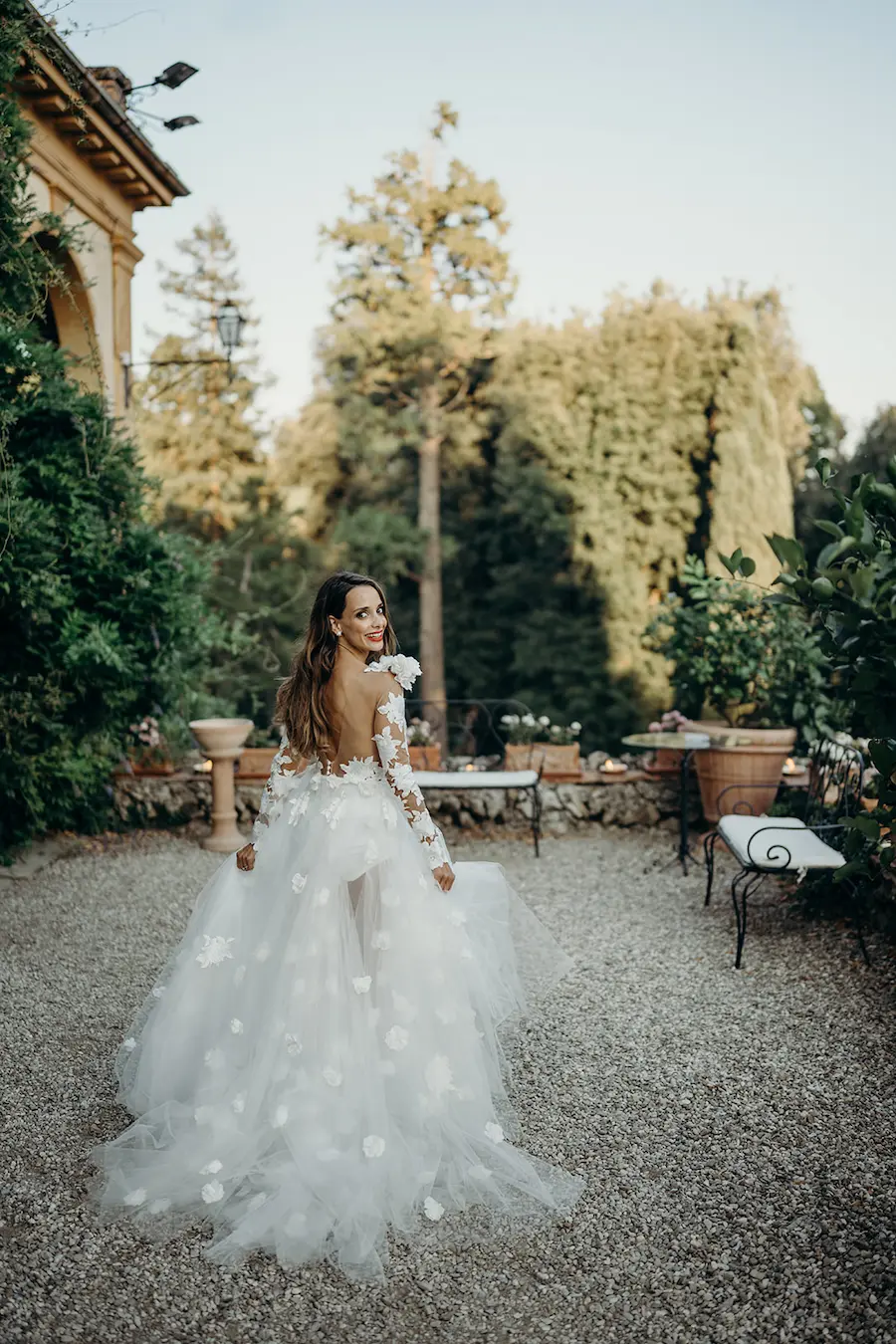 Elegantes Outdoor-Hochzeitssetting mit dekorierten Tafeln und Braut – Inspiration für Hochzeitsdienstleister und Wedding Planner der German Wedding Academy