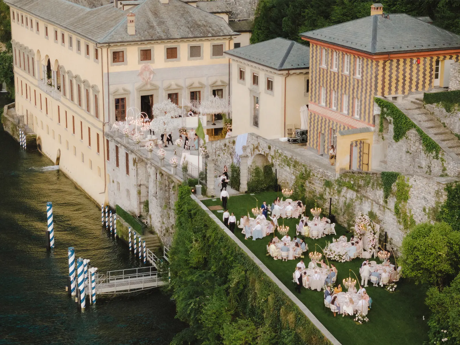 Hochzeit in einer Villa am See aus der Vogelperspektive