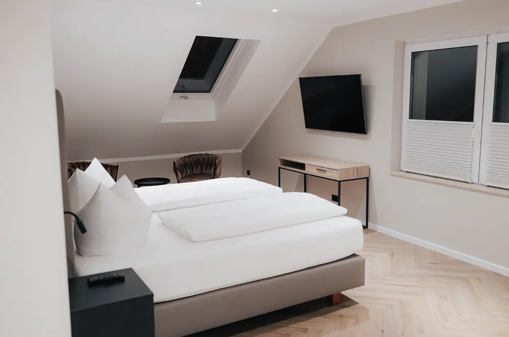 Helles Doppelzimmer im Gästehaus des Hohen Darsbergs in Neckarsteinach
