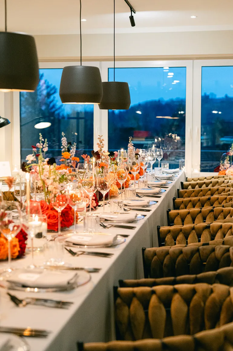 Lange, festlich gedeckte Tafel mit Blick ins Neckartal im Hohen Darsberg