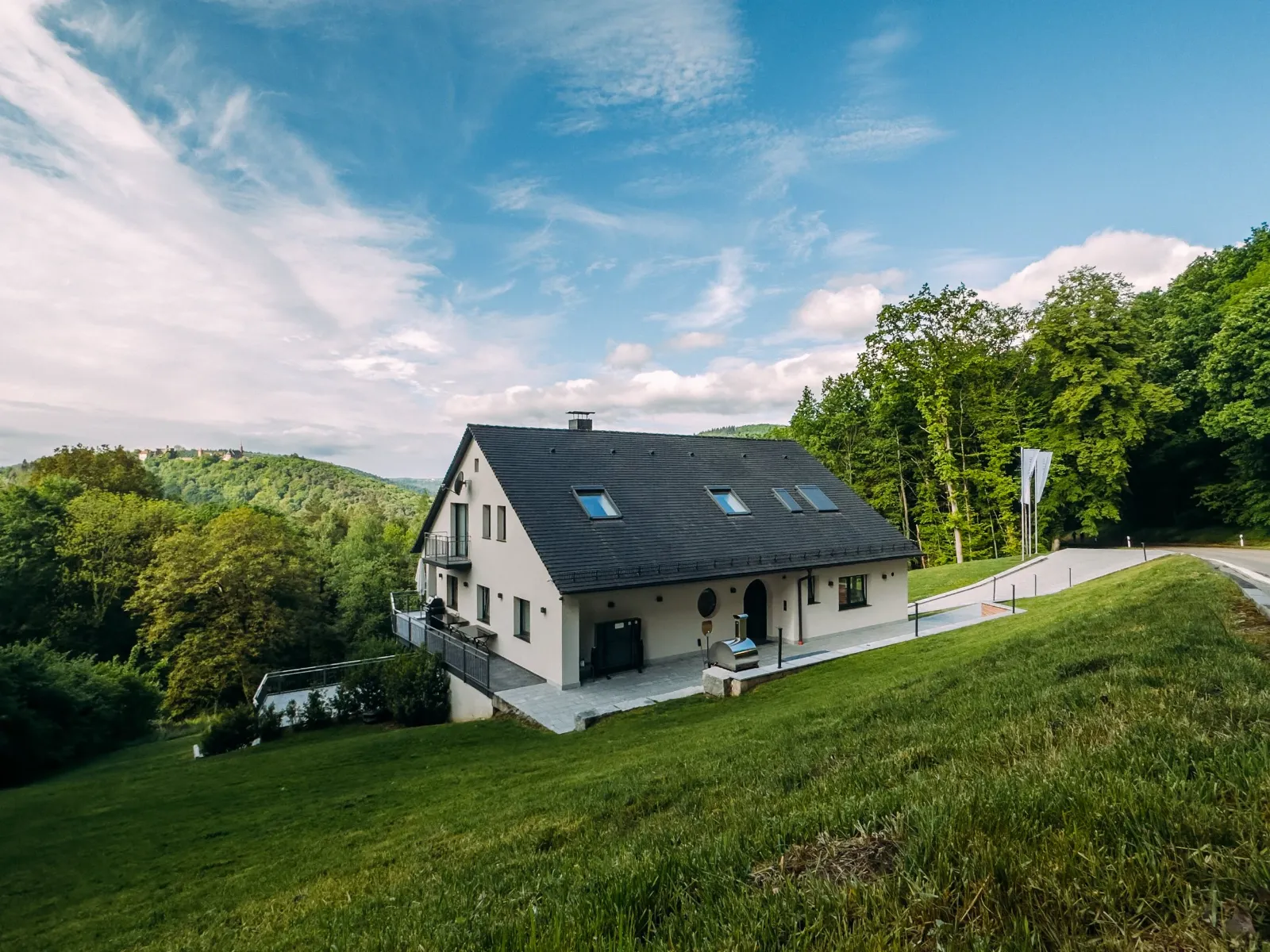 Gästehaus des Hohen Darsbergs in Neckarsteinach von außen, umgeben von Wiesen und Wald