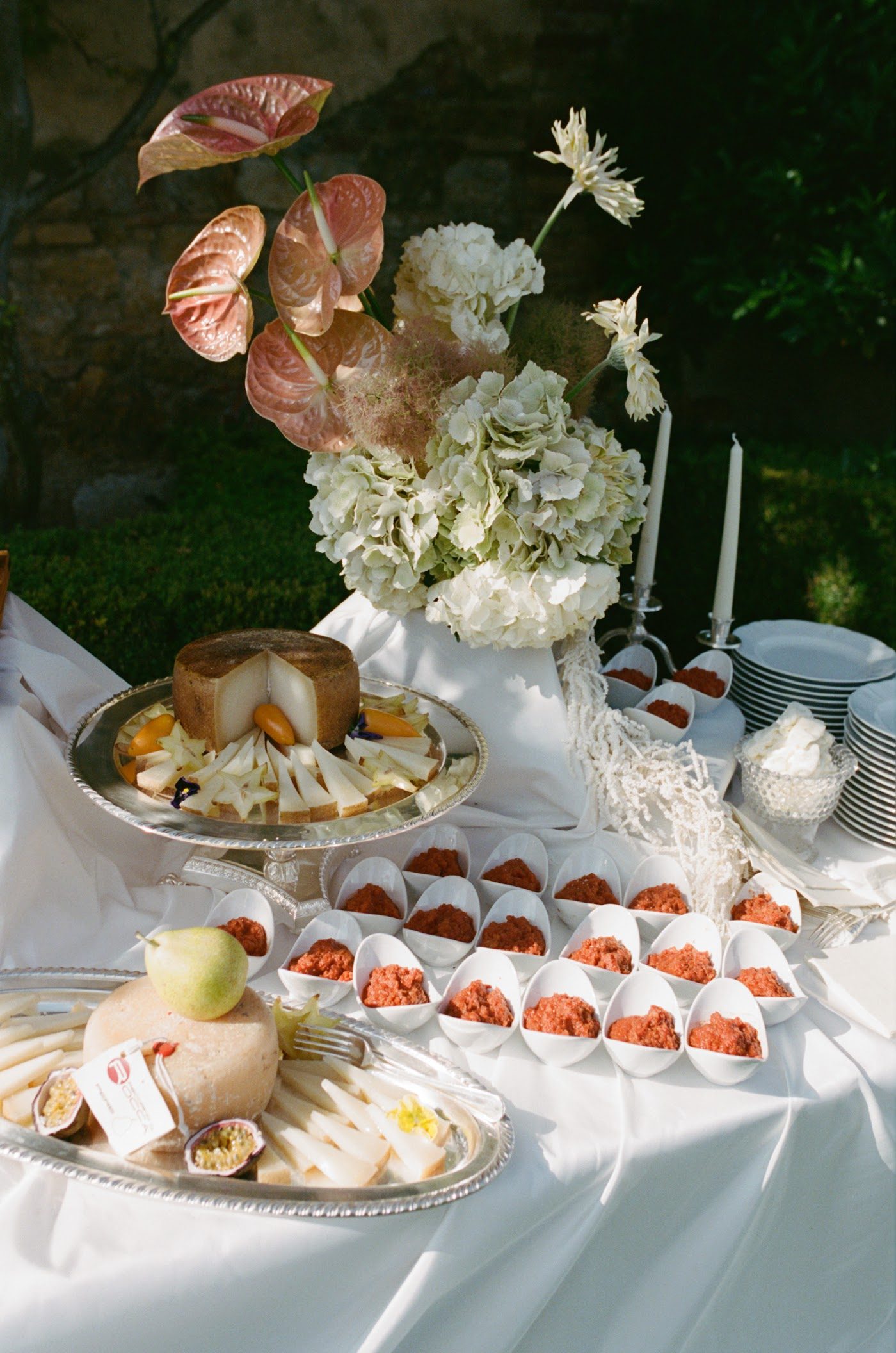 Festlich gedeckter Tisch mit Speisen und Blumen
